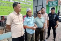 Caption: Pimpinan pusat H. Abdul Kholiq (Kopiah Putih) saat memberikan keterangan dalam konferensi pers didampingi Kasat Narkoba Polres Ngawi AKP. Marji Wibowo (Baju warna cream/kiri) Sumber Foto: Pilarpos.com