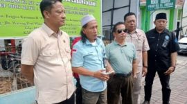 Caption: Pimpinan pusat H. Abdul Kholiq (Kopiah Putih) saat memberikan keterangan dalam konferensi pers didampingi Kasat Narkoba Polres Ngawi AKP. Marji Wibowo (Baju warna cream/kiri) Sumber Foto: Pilarpos.com