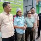 Caption: Pimpinan pusat H. Abdul Kholiq (Kopiah Putih) saat memberikan keterangan dalam konferensi pers didampingi Kasat Narkoba Polres Ngawi AKP. Marji Wibowo (Baju warna cream/kiri) Sumber Foto: Pilarpos.com
