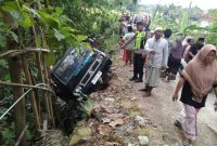 Caption: Kepolisan dan warga setempat saat melihat kondisi mobil Pick Up yang terjungkal diduga gagal nanjak di Desa Somber, Kecamatan Tambelangan, Kabupaten Sampang (Sumber Foto: Kasi Humas Polres Sampang)