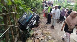 Caption: Kepolisan dan warga setempat saat melihat kondisi mobil Pick Up yang terjungkal diduga gagal nanjak di Desa Somber, Kecamatan Tambelangan, Kabupaten Sampang (Sumber Foto: Kasi Humas Polres Sampang)
