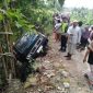 Caption: Kepolisan dan warga setempat saat melihat kondisi mobil Pick Up yang terjungkal diduga gagal nanjak di Desa Somber, Kecamatan Tambelangan, Kabupaten Sampang (Sumber Foto: Kasi Humas Polres Sampang)