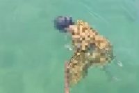 Caption: Screenshot video milik warga penemuan mayat perempuan yang mengapung di perairan Desa Dharma Tanjung, Kecamatan Camplong (Pilar Pos/Agus Junaidi)