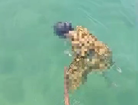 Caption: Screenshot video milik warga penemuan mayat perempuan yang mengapung di perairan Desa Dharma Tanjung, Kecamatan Camplong (Pilar Pos/Agus Junaidi)