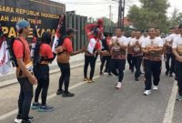 Caption: Masyarakat saat mengikuti kegiatan Bhayangkara Fun Run yang diadakan oleh Polres Pamekasan dalam rangka menyambut hari Bhayangkara yang ke-79 tahun (Sumber: Pilar Pos)