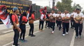Caption: Masyarakat saat mengikuti kegiatan Bhayangkara Fun Run yang diadakan oleh Polres Pamekasan dalam rangka menyambut hari Bhayangkara yang ke-79 tahun (Sumber: Pilar Pos)