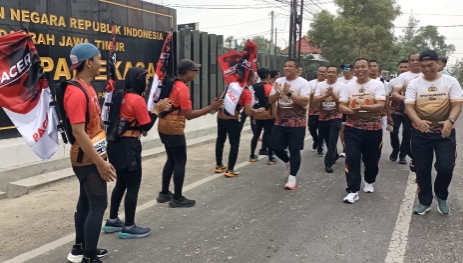 Caption: Masyarakat saat mengikuti kegiatan Bhayangkara Fun Run yang diadakan oleh Polres Pamekasan dalam rangka menyambut hari Bhayangkara yang ke-79 tahun (Sumber: Pilar Pos)