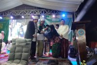 Caption: YBM PLN UP3 Madura saat menyerahkan bantuan sembako secara simbolis kepada 100 kaum dhuafa di peringatan haul akbar Wali Songo di Ponpes Al Fatih Desa Klampar, Pamekasan (Sumber Foto: Pilar Pos)