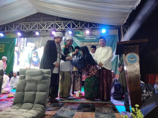 Caption: YBM PLN UP3 Madura saat menyerahkan bantuan sembako secara simbolis kepada 100 kaum dhuafa di peringatan haul akbar Wali Songo di Ponpes Al Fatih Desa Klampar, Pamekasan (Sumber Foto: Pilar Pos)