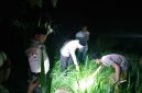 Caption: Saat kepolisian Polsek Ketapang bersama warga saat mendatangi TKP penemuan bayi laki-laki menangis di area persawahan di Desa Ketapang Barat (Sumber Foto: Humas Polres Sampang/Pilar Pos)