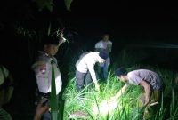 Caption: Saat kepolisian Polsek Ketapang bersama warga saat mendatangi TKP penemuan bayi laki-laki menangis di area persawahan di Desa Ketapang Barat (Sumber Foto: Humas Polres Sampang/Pilar Pos)