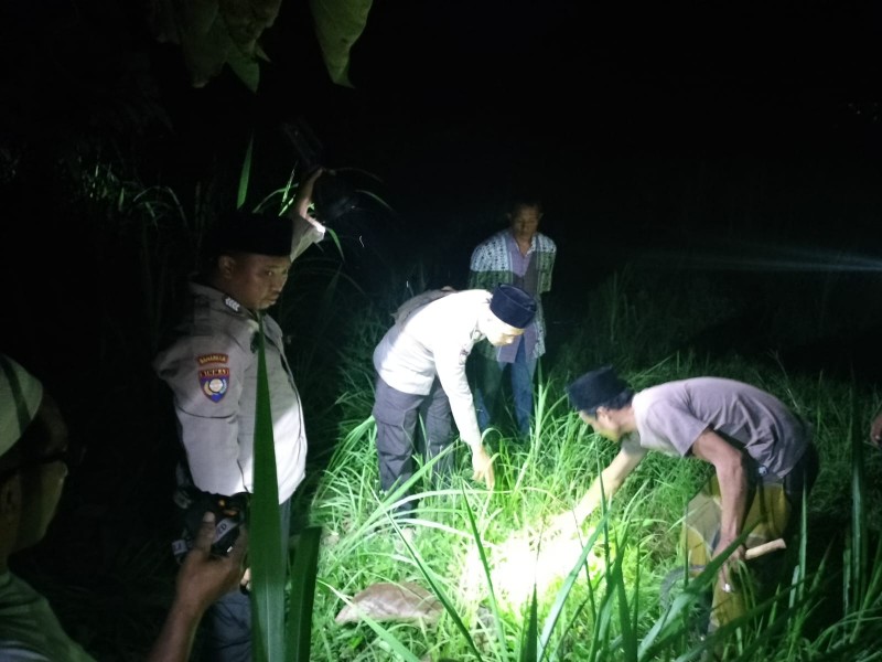Caption: Saat kepolisian Polsek Ketapang bersama warga saat mendatangi TKP penemuan bayi laki-laki menangis di area persawahan di Desa Ketapang Barat (Sumber Foto: Humas Polres Sampang/Pilar Pos)
