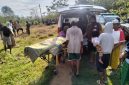 Caption: Jenazah Penemuan Mayat Laki-laki saat di angkat ke mobil Ambulan di lokasi penemuan, Desa Rapa Daya, Kecamatan Omben (Sumber Foto: Humas Polres Sampang)