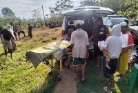 Caption: Jenazah Penemuan Mayat Laki-laki saat di angkat ke mobil Ambulan di lokasi penemuan, Desa Rapa Daya, Kecamatan Omben (Sumber Foto: Humas Polres Sampang)