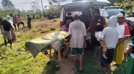 Caption: Jenazah Penemuan Mayat Laki-laki saat di angkat ke mobil Ambulan di lokasi penemuan, Desa Rapa Daya, Kecamatan Omben (Sumber Foto: Humas Polres Sampang)