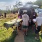 Caption: Jenazah Penemuan Mayat Laki-laki saat di angkat ke mobil Ambulan di lokasi penemuan, Desa Rapa Daya, Kecamatan Omben (Sumber Foto: Humas Polres Sampang)