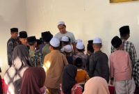 Caption: Kades Ketapang Daya, Moch. Wijdan (Depan Kopiah putih) saat menyantuni anak yatim