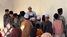 Caption: Kades Ketapang Daya, Moch. Wijdan (Depan Kopiah putih) saat menyantuni anak yatim