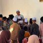 Caption: Kades Ketapang Daya, Moch. Wijdan (Depan Kopiah putih) saat menyantuni anak yatim