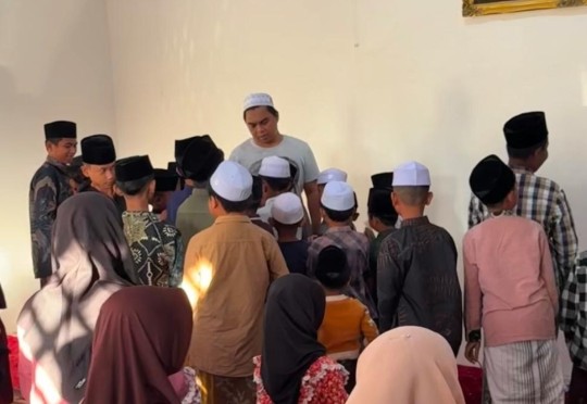 Caption: Kades Ketapang Daya, Moch. Wijdan (Depan Kopiah putih) saat menyantuni anak yatim