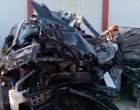 Caption: Screenshot video milik warga, kondisi mobil Innova Zenix usai kecelakaan maut di Tol Pasuruan-Probolinggo, Jawa Timur