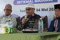 Caption: KH. Taufik Hasyim saat  (Kopiah putih/tengah) Pengasuh Ponpes Bustanul Ulum Sumber Anom Pamekasan yang Meninggal Dunia Insiden Kecelakaan di Jalan Tol Pasuruan- Probolinggo (Sumber Foto: dok Pilar Pos)