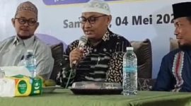 Caption: KH. Taufik Hasyim saat  (Kopiah putih/tengah) Pengasuh Ponpes Bustanul Ulum Sumber Anom Pamekasan yang Meninggal Dunia Insiden Kecelakaan di Jalan Tol Pasuruan- Probolinggo (Sumber Foto: dok Pilar Pos)
