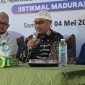 Caption: KH. Taufik Hasyim saat  (Kopiah putih/tengah) Pengasuh Ponpes Bustanul Ulum Sumber Anom Pamekasan yang Meninggal Dunia Insiden Kecelakaan di Jalan Tol Pasuruan- Probolinggo (Sumber Foto: dok Pilar Pos)