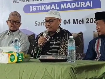 Caption: KH. Taufik Hasyim saat  (Kopiah putih/tengah) Pengasuh Ponpes Bustanul Ulum Sumber Anom Pamekasan yang Meninggal Dunia Insiden Kecelakaan di Jalan Tol Pasuruan- Probolinggo (Sumber Foto: dok Pilar Pos)