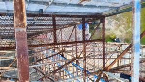 Kondisi Besi Wall Climbing yang Berkarat