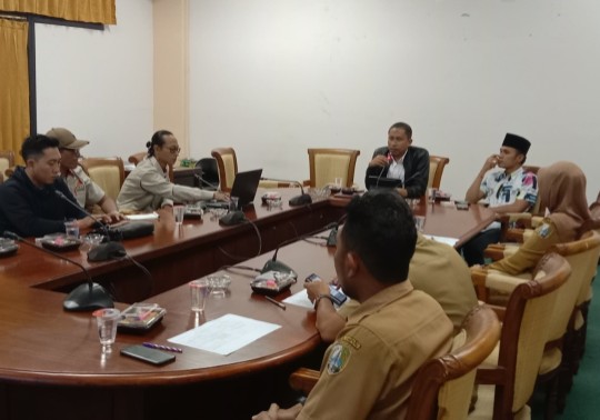 Caption: Cabor FPTI Sampang Saat Audiensi Bersama Komisi IV DPRD Sampang di Ruang Komisi Besar (Sumber Foto: Pilar Pos)