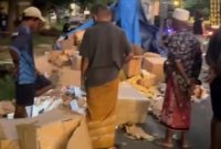 Caption:  Screenshot video kendaraan Dump Truck bermuatan rokok ilegal yang terlibat kecelakaan lalu lintas di jalan raya Rabiyan, Desa Rabiyan, Kecamatan Ketapang, Sampang (Sumber Foto: Video viral milik warga)