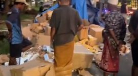 Caption:  Screenshot video kendaraan Dump Truck bermuatan rokok ilegal yang terlibat kecelakaan lalu lintas di jalan raya Rabiyan, Desa Rabiyan, Kecamatan Ketapang, Sampang (Sumber Foto: Video viral milik warga)