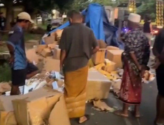 Caption:  Screenshot video kendaraan Dump Truck bermuatan rokok ilegal yang terlibat kecelakaan lalu lintas di jalan raya Rabiyan, Desa Rabiyan, Kecamatan Ketapang, Sampang (Sumber Foto: Video viral milik warga)