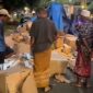 Caption: Screenshot Video Kondisi usai terlibat kecelakaan lalu lintas antara Dump Truck dan Isuzu Traga, dan terlihat beberapa jenis merk rokok berserakan di pinggir jalan raya Rabiyan, Kecamatan Ketapang (Sumber Foto: milik warga viral di medsos)