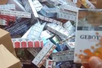 Caption: Beberapa merk rokok ilegal muatan Dump Truck yang terlibat kecelakaan lalu lintas di jalan raya Rabiyan, Kecamatan Ketapang (Sumber: Screenshot video viral milik warga)