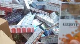 Caption: Beberapa merk rokok ilegal muatan Dump Truck yang terlibat kecelakaan lalu lintas di jalan raya Rabiyan, Kecamatan Ketapang (Sumber: Screenshot video viral milik warga)