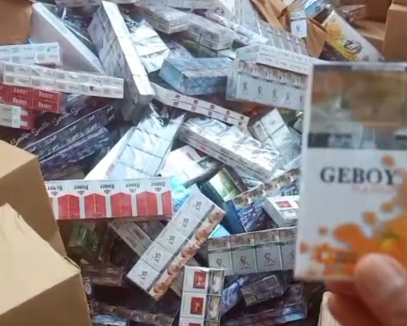 Caption: Beberapa merk rokok ilegal muatan Dump Truck yang terlibat kecelakaan lalu lintas di jalan raya Rabiyan, Kecamatan Ketapang (Sumber: Screenshot video viral milik warga)