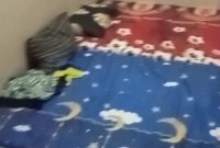 Caption: Kasur tipis para atlet dari Cabor Pelti (tenis lapangan) di fasilitas penginapan yang di sewa dan disediakan oleh Koni Sampang (Sumber Foto: Pilar Pos)