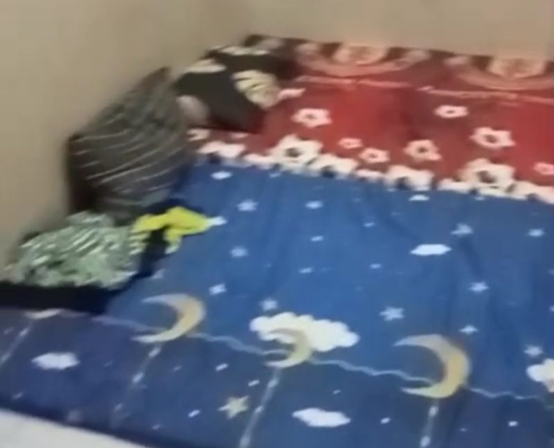 Caption: Kasur tipis para atlet dari Cabor Pelti (tenis lapangan) di fasilitas penginapan yang di sewa dan disediakan oleh Koni Sampang (Sumber Foto: Pilar Pos)