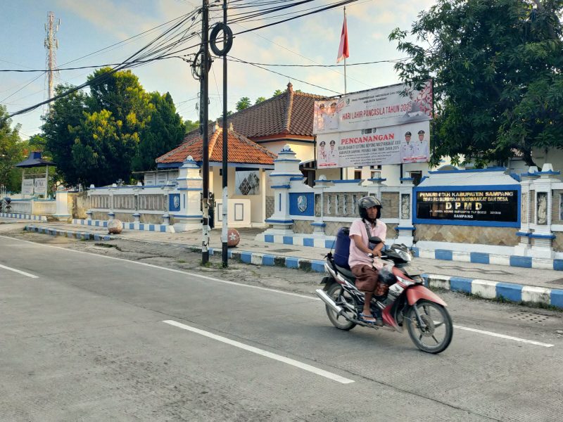 Caption: Kantor DPMD Kabupaten Sampang (Sumber Foto: Agus Junaidi/Pilar Pos)