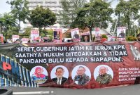 Jaringan Kawal Jawa Timur (Jaka Jatim) dalam aksi protes di Surabaya, Kamis (3/7).