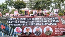 Jaringan Kawal Jawa Timur (Jaka Jatim) dalam aksi protes di Surabaya, Kamis (3/7).