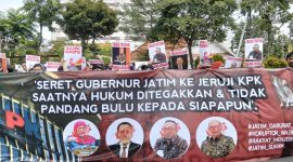 Jaringan Kawal Jawa Timur (Jaka Jatim) dalam aksi protes di Surabaya, Kamis (3/7).