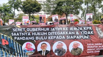 Jaringan Kawal Jawa Timur (Jaka Jatim) dalam aksi protes di Surabaya, Kamis (3/7).