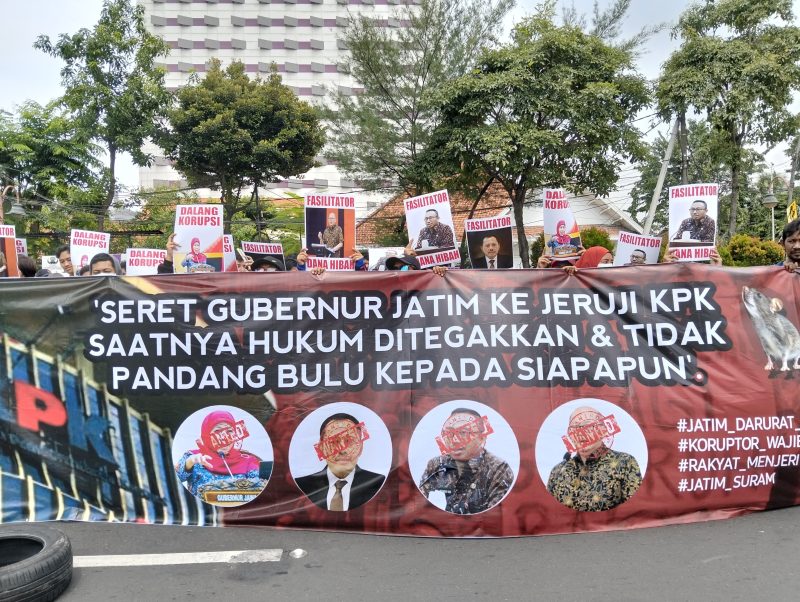 Jaringan Kawal Jawa Timur (Jaka Jatim) dalam aksi protes di Surabaya, Kamis (3/7).