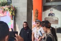 Caption: H. Saji Ali waktu diwawancarai oleh awak media didampingi Riky pengacara saat memberikan pernyataan (Sumber Foto: Ach Fatoni/Pilar Pos)