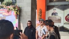 Caption: H. Saji Ali waktu diwawancarai oleh awak media didampingi Riky pengacara saat memberikan pernyataan (Sumber Foto: Ach Fatoni/Pilar Pos)