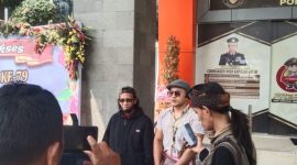 Caption: H. Saji Ali waktu diwawancarai oleh awak media didampingi Riky pengacara saat memberikan pernyataan (Sumber Foto: Ach Fatoni/Pilar Pos)