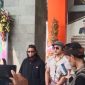Caption: H. Saji Ali waktu diwawancarai oleh awak media didampingi Riky pengacara saat memberikan pernyataan (Sumber Foto: Ach Fatoni/Pilar Pos)